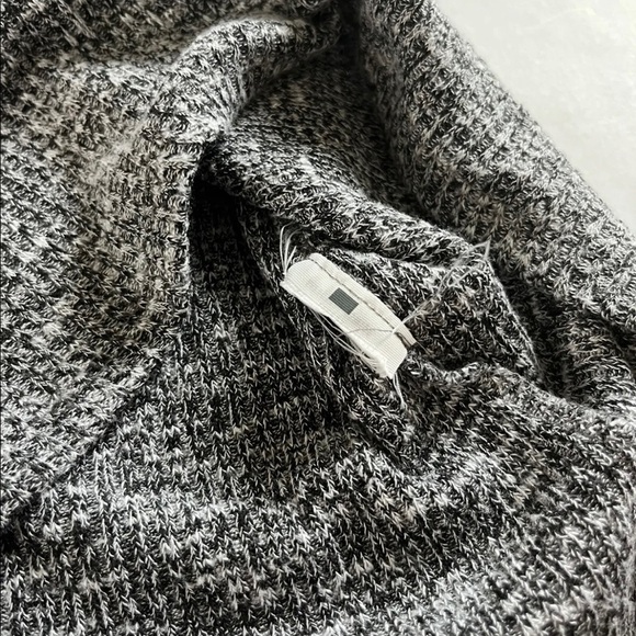 Abercrombie and Fitch Ribbed Mock Neck Long Sleeve - Picture 4 of 6